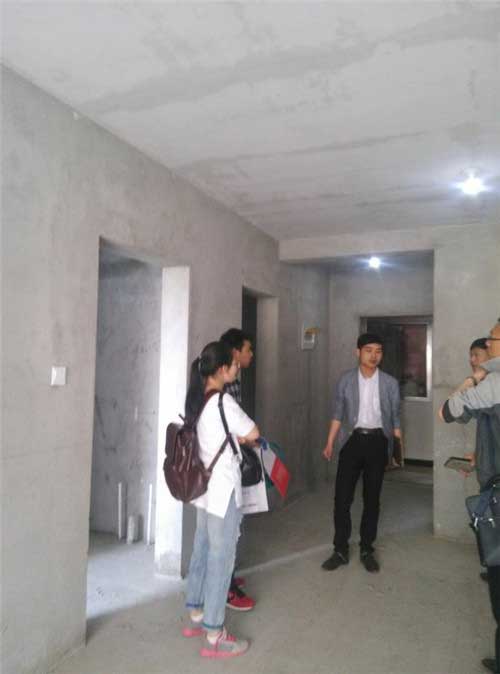 設(shè)計師交談