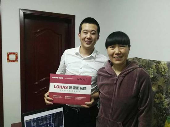 一印宿舍裝修業(yè)主與設計師合影留念